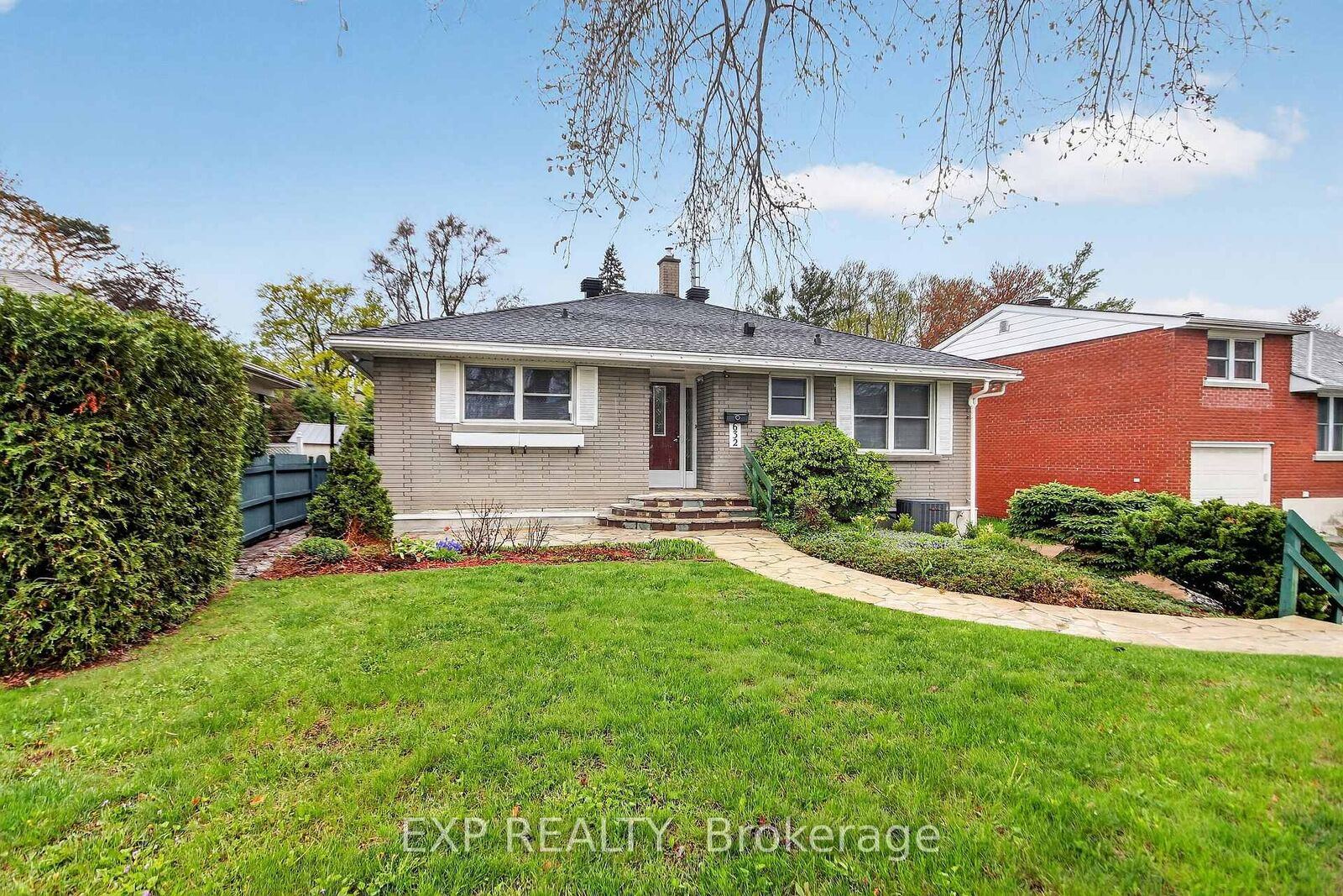 Property Photo: 632 Chadburn Avenue ON K1G 0Y7