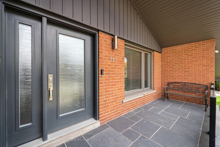 Property Photo: 947 Sierra Boulevard ON L4Y 2E3