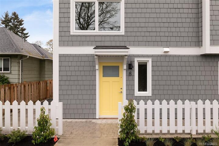 Property Photo: 2536 Shelbourne St #8 BC V8R 4L5