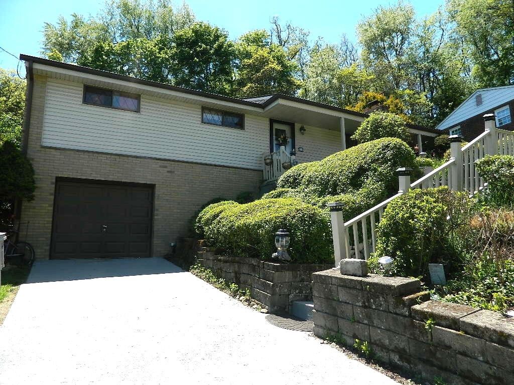 Property Photo: 405 Peters Dr PA 15116