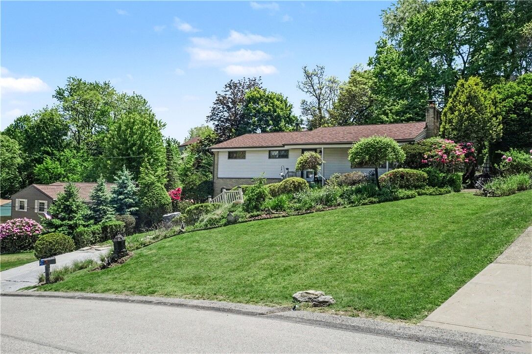 Property Photo:  405 Peters Dr  PA 15116 