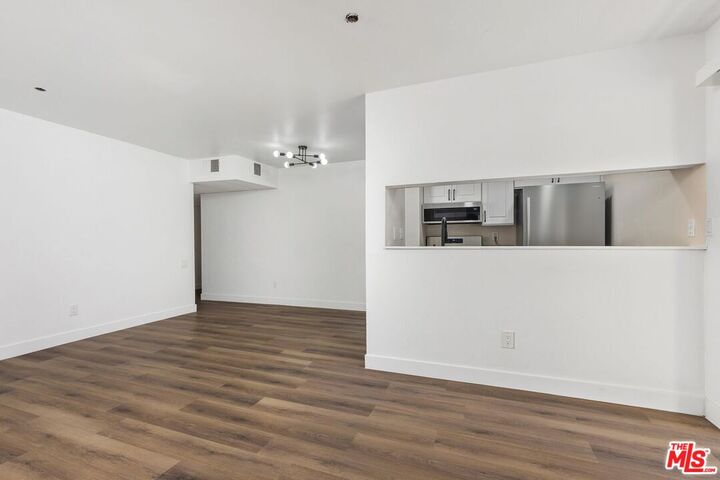 Property Photo:  10960 Ashton Ave  CA 90024 