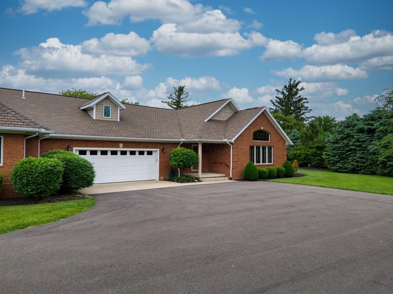 Property Photo:  1060 Damon Drive  OH 43160 