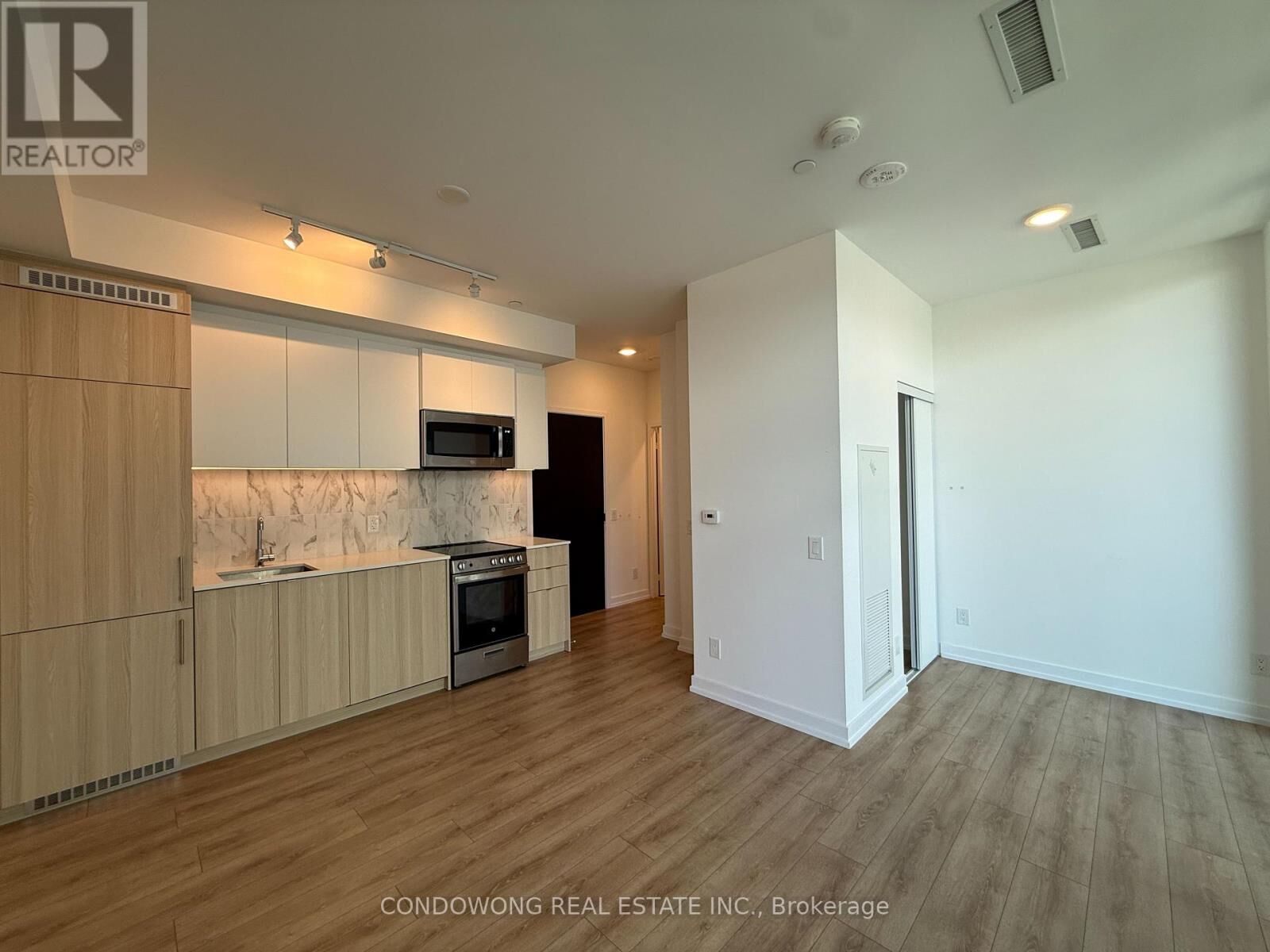 Property Photo: 500 Dupont Street 702 ON M6G 0B8