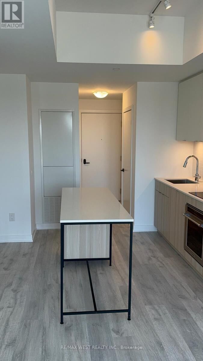 Property Photo:  220 Missinnihe Way 424  ON L5H 0A9 