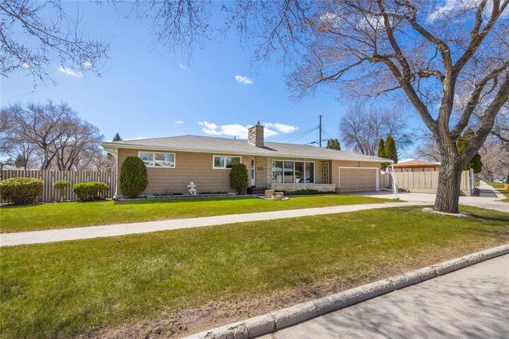 Property Photo: 10 Buttercup Avenue MB R2V 2S4