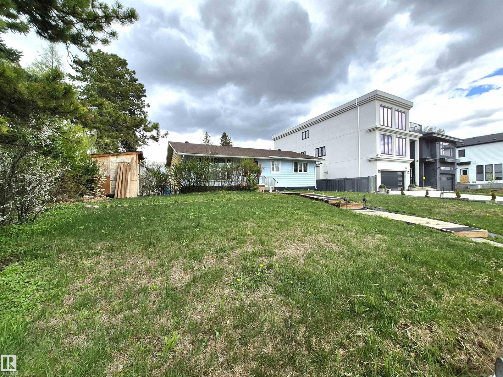 Property Photo:  11740/11742 University Avenue NW  AB T6G 1Z5 