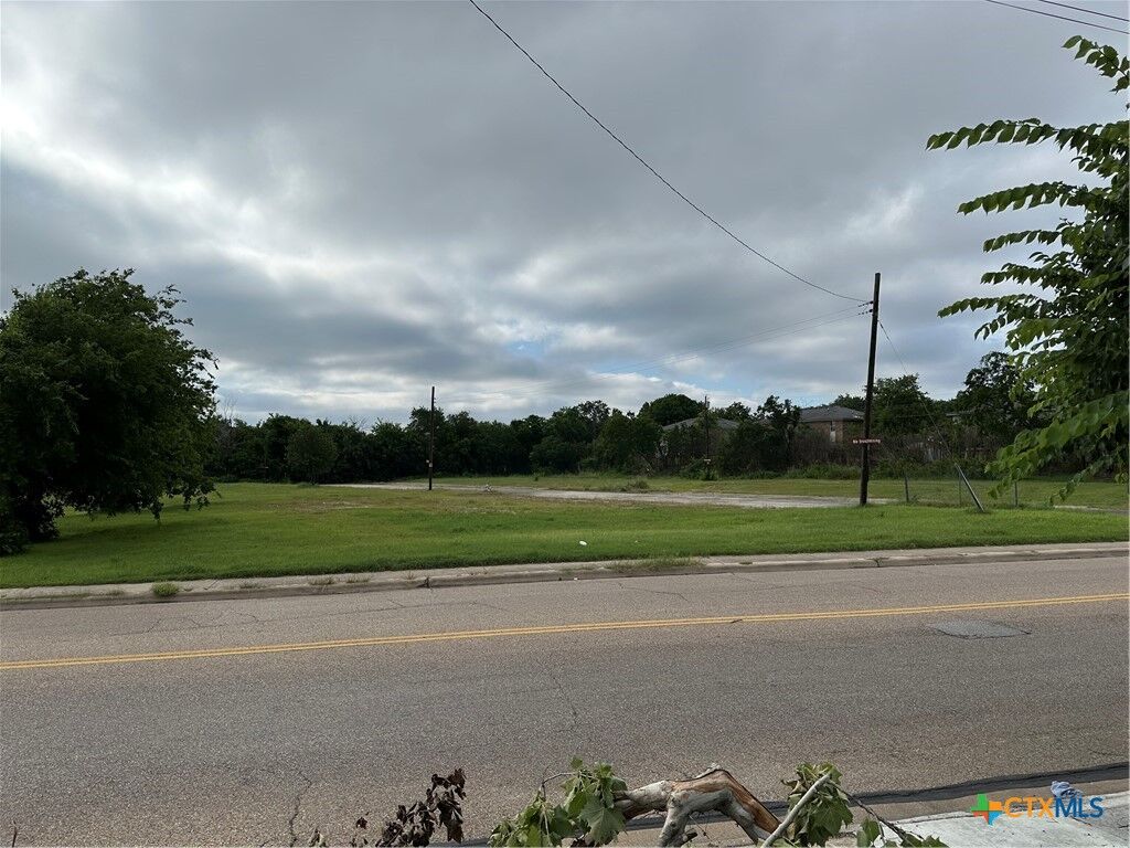 Property Photo: 702 Florence Road TX 76541