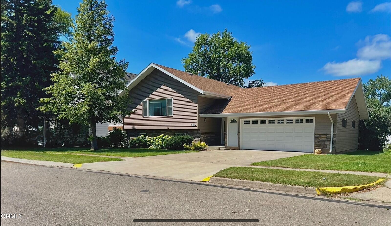 Property Photo:  408 Center Avenue N  ND 58413 