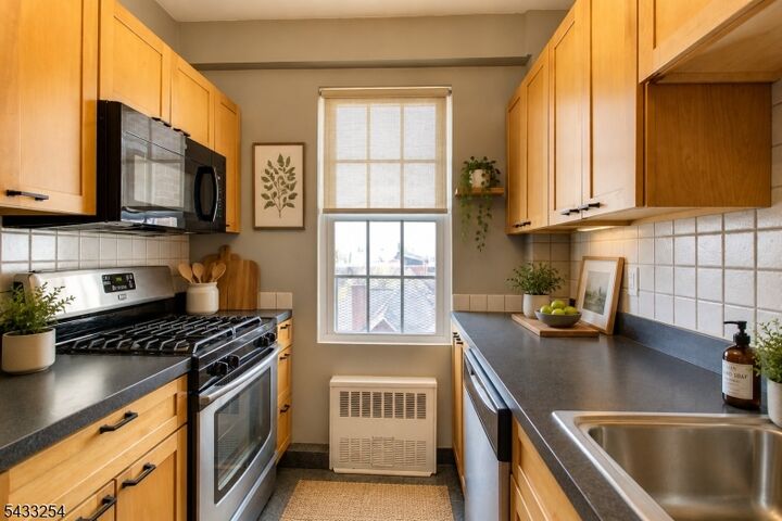 Property Photo:  5 Roosevelt Place - 6M  NJ 07042 