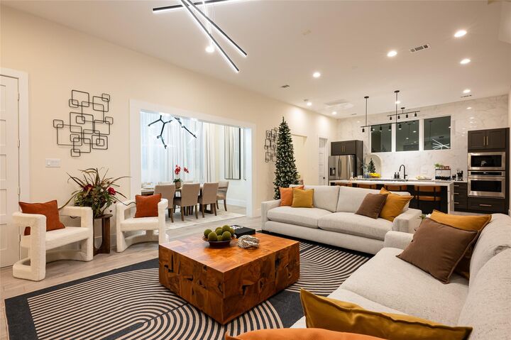 Property Photo: 913 Thompson Street TX 77007
