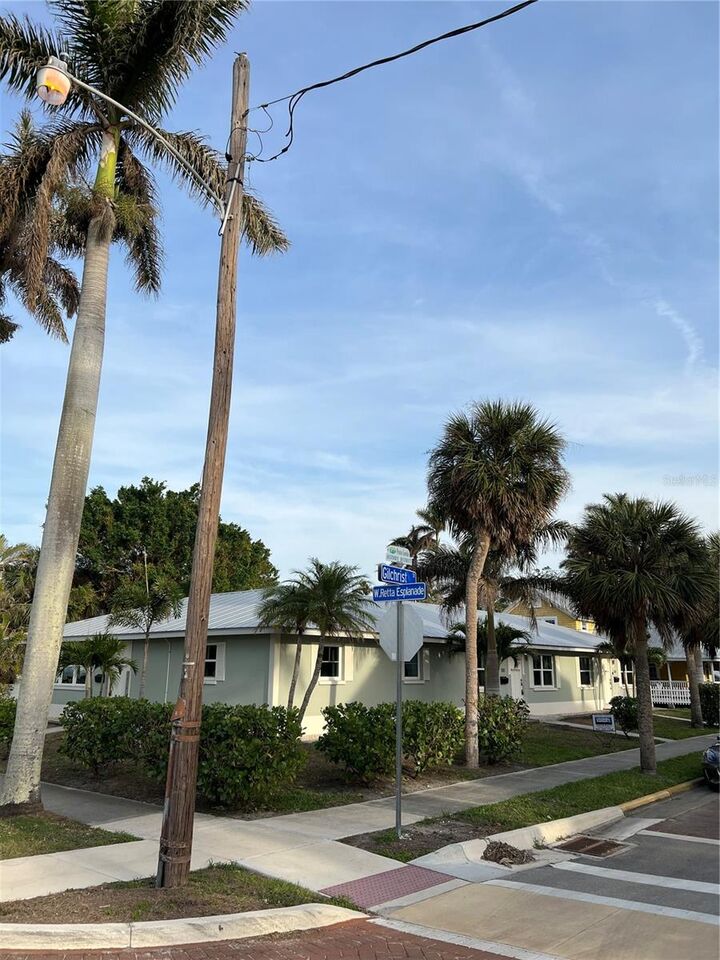 Property Photo: 511 W Retta Esplanade FL 33950