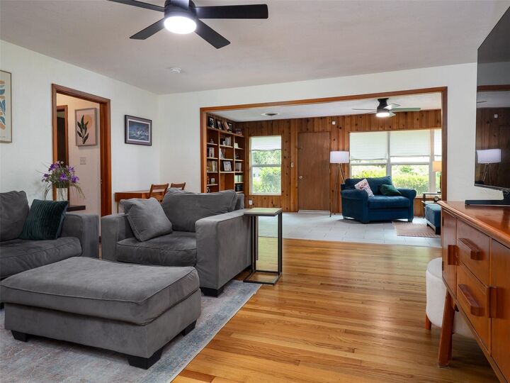 Property Photo: 821 NW 20th Terrace FL 32603