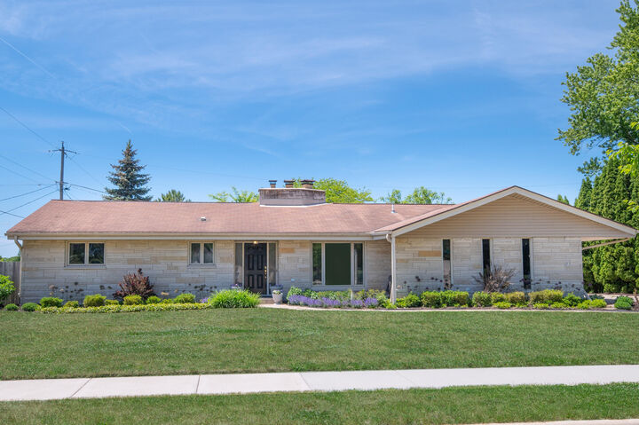 Property Photo:  1631 N Pine St  WI 53024 