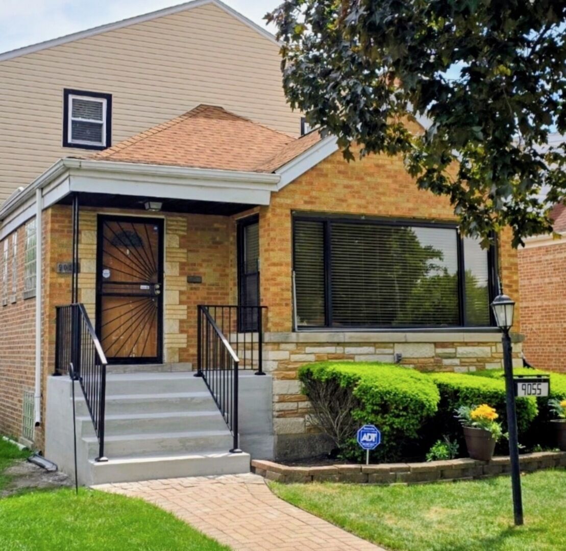 Property Photo:  9055 S Luella Avenue  IL 60617 