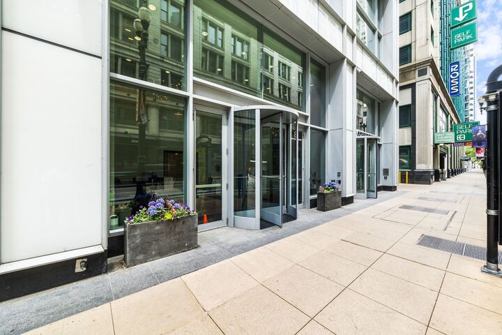 Property Photo:  8 E Randolph Street 1803  IL 60601 