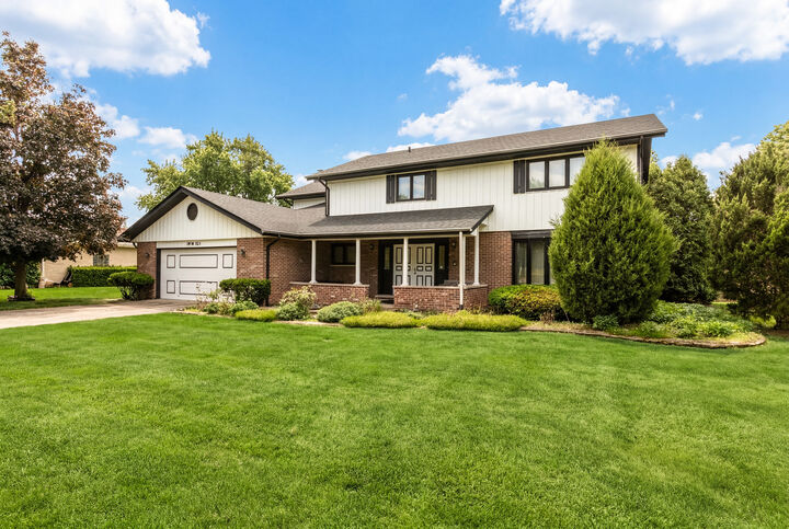 Property Photo:  16W731 89th Place  IL 60527 