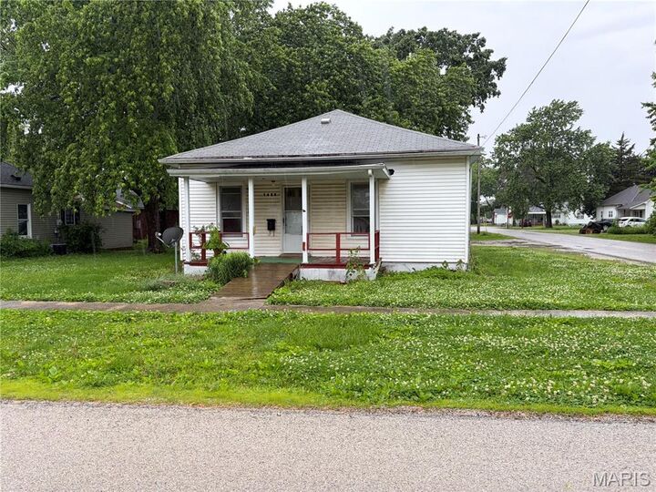 Property Photo:  1425 N Madison Street  IL 62056 