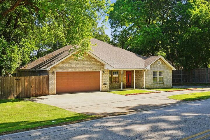 Property Photo:  211 Ashford Lane  TX 76065 