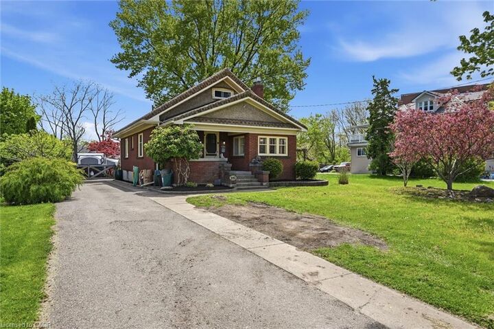 Property Photo:  392 Queenston Street  ON L2P 2X9 