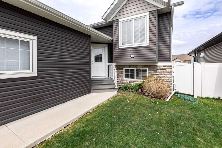Property Photo:  52 Vancouver Crescent  AB T4R 0N6 