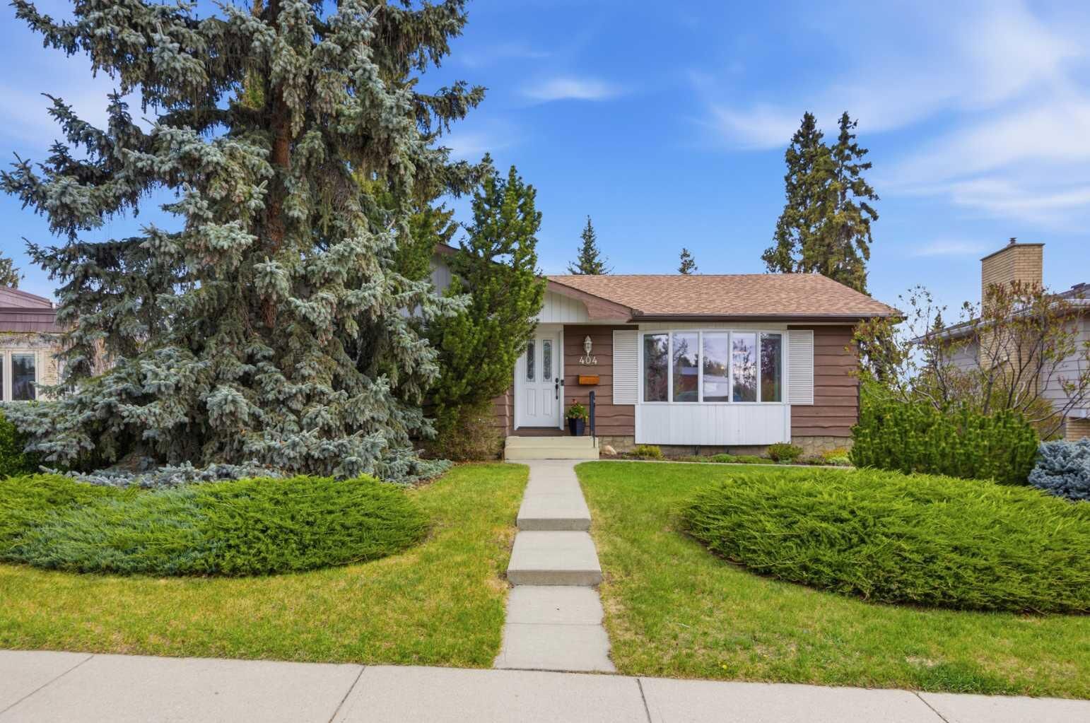 Property Photo:  404 Canterbury Drive SW  AB T2W 1J2 