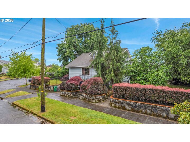 Property Photo:  6433 NE Durham Ave  OR 97211 
