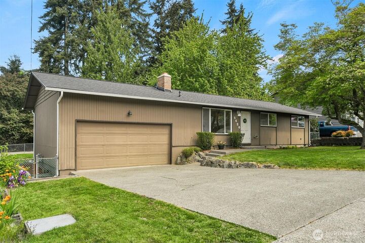 Property Photo: 2420 SW 326th Street WA 98023