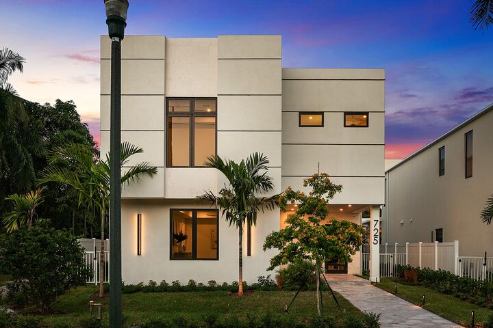 Property Photo: 725 SE 4th Avenue FL 33483