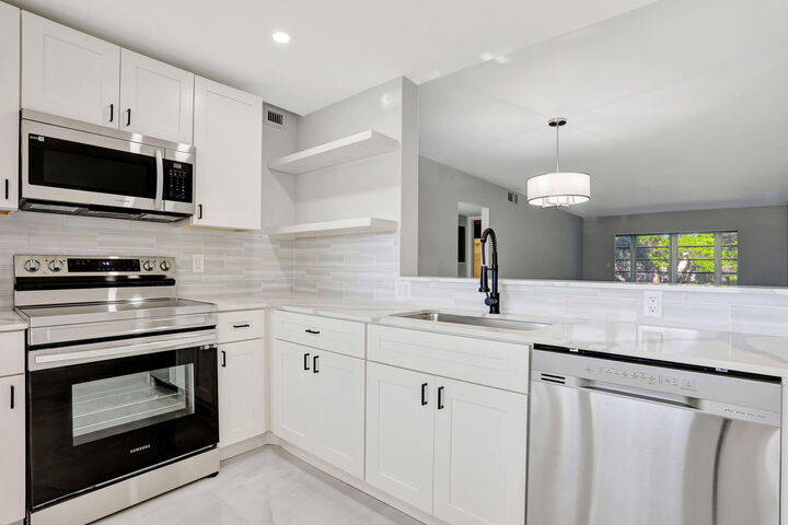 Property Photo:  2202 Lucaya Bend G2  FL 33066 