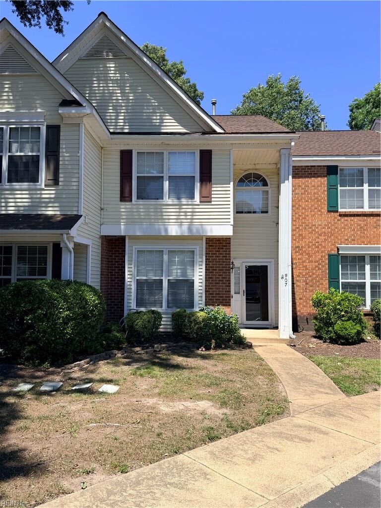 Property Photo:  807 Oak Springs Ct  VA 23602 