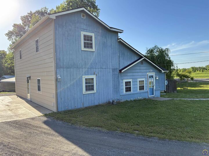Property Photo:  201 SE Norwood St  KS 66607 