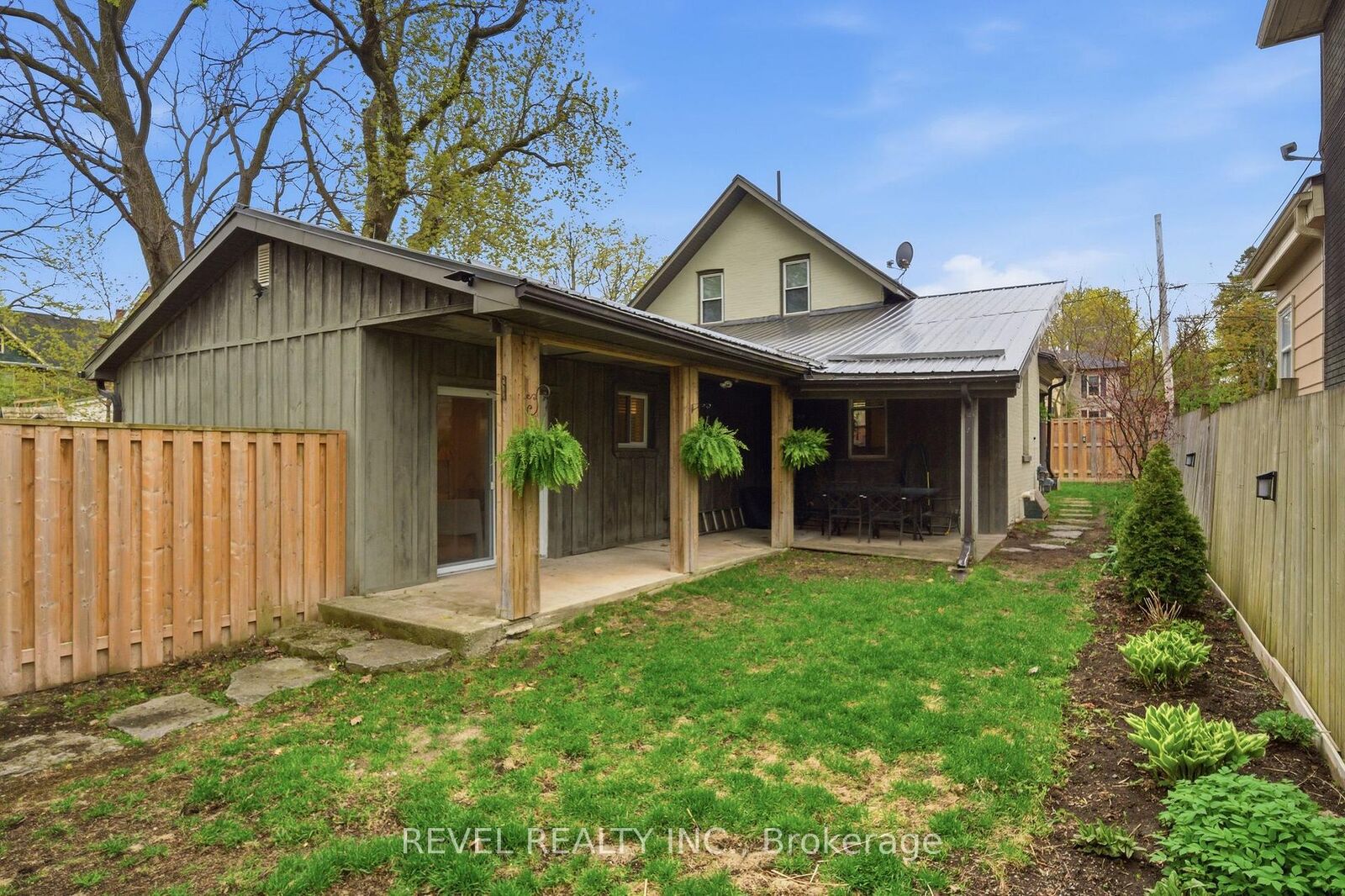 Property Photo: 52 Cambridge Street N ON K9V 4C7