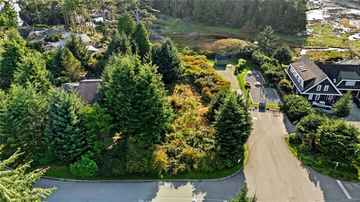 Property Photo:  912 Barkley Pl  BC V0R 3A0 