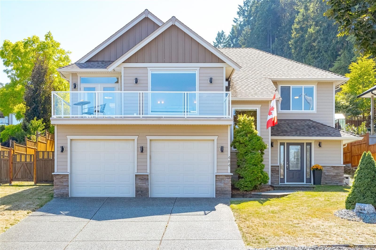 Property Photo: 484 Hillcrest Ave BC V9G 1W2