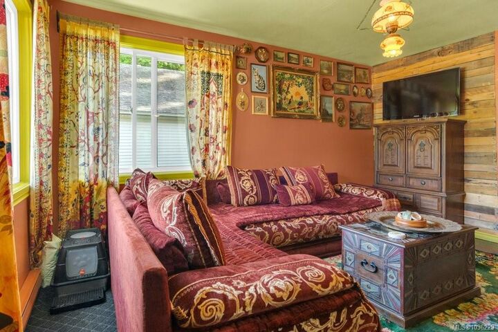 Property Photo:  36 King George St S  BC V0R 2G0 