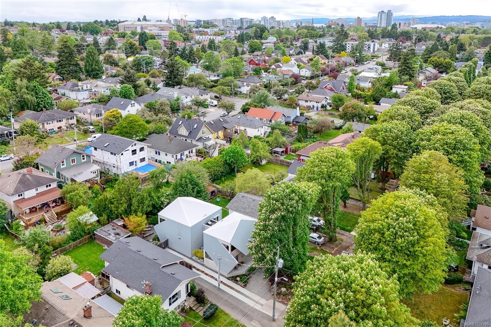 Property Photo:  1427 Walnut St  BC V8R 1Y7 