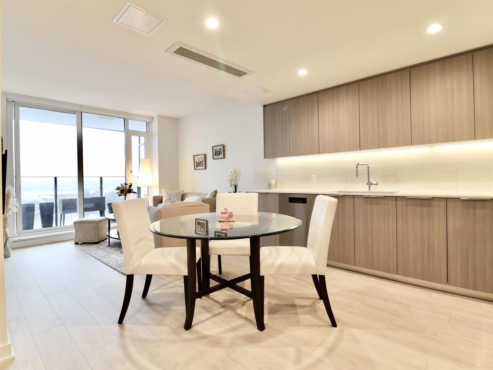 Property Photo: 1401 Hunter Street 1604 BC V7J 0E2