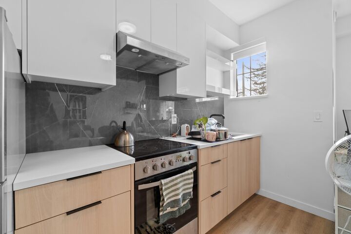 Property Photo:  237 Ridgeway Avenue 5  BC V7L 0H6 