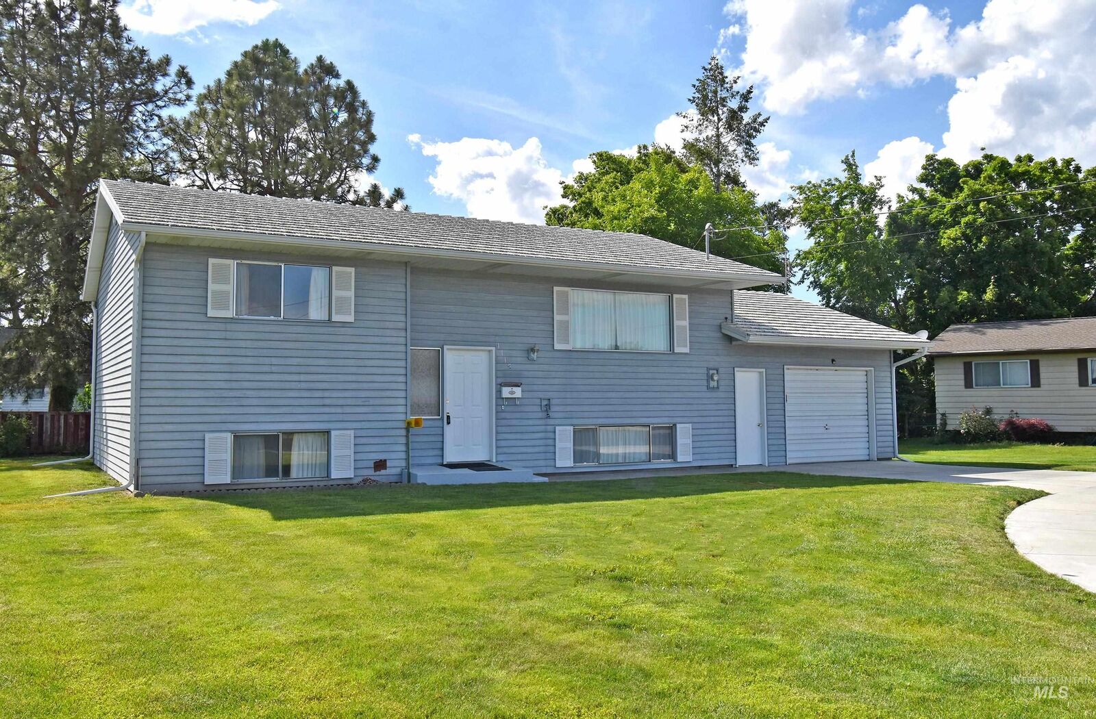 Property Photo: 1115 College Court WA 99403