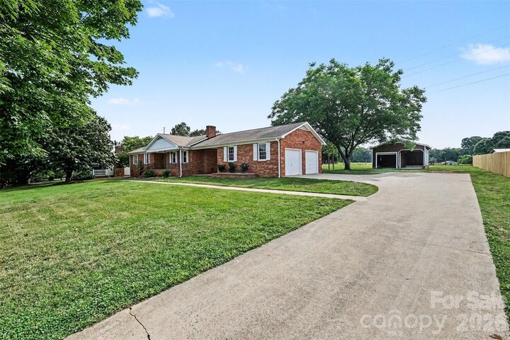 Property Photo: 16924 Knoxwood Drive NC 28078