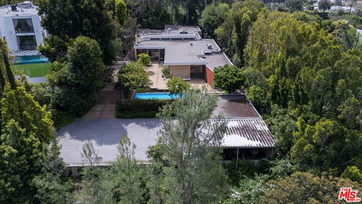 Property Photo:  1022 Summit Dr  CA 90210 