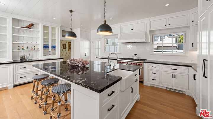 Property Photo:  605 N Palisades Beach Rd  CA 90402 
