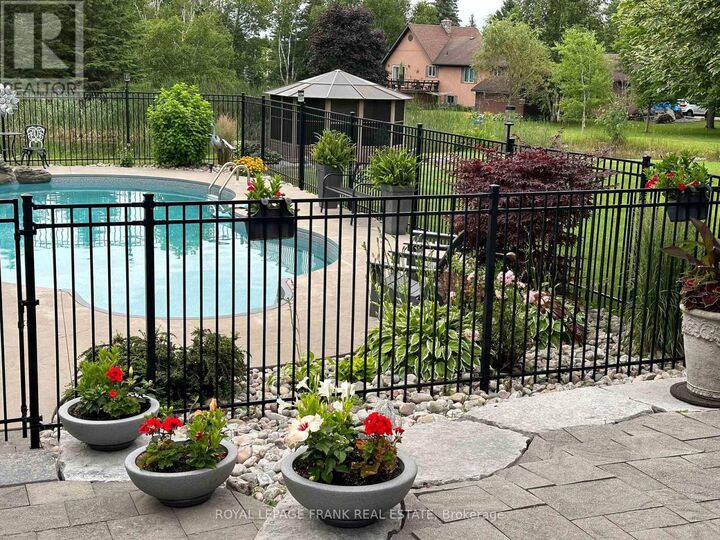 Photo de la propriété: 14 Cawkers Cove Road ON L9L 1P4