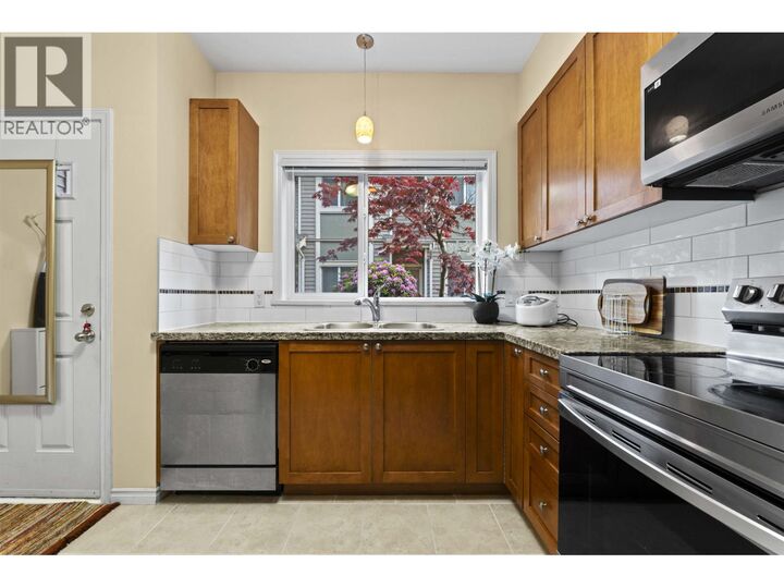 Property Photo:  621 Langside Avenue 13  BC V3J 0A8 