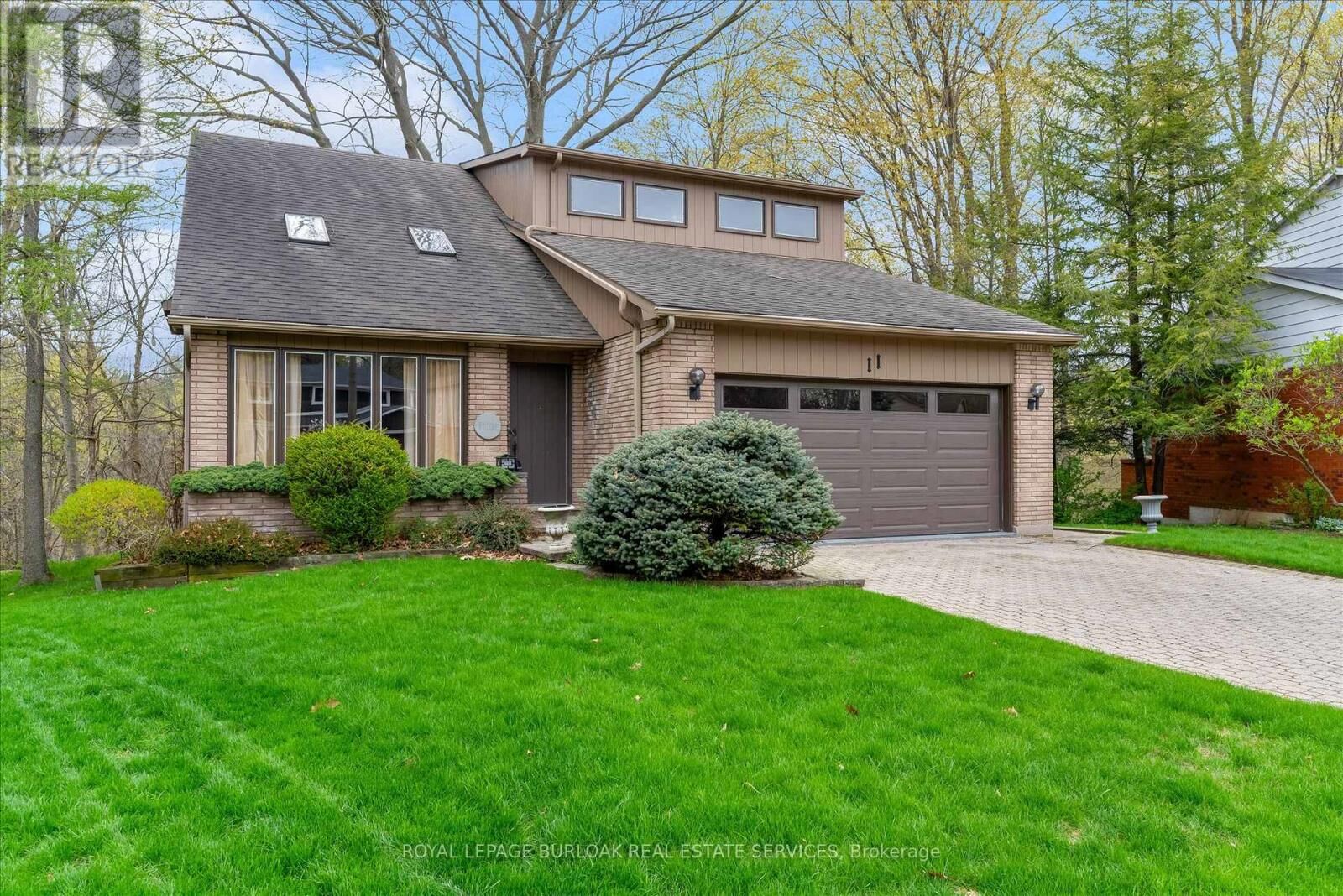 Property Photo:  11 Crawford Court  ON L9H 6G2 