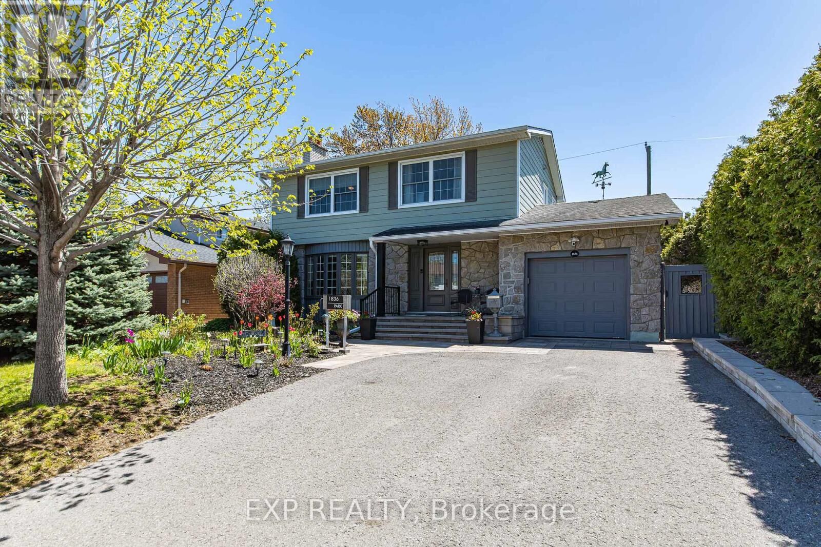 Property Photo: 1836 Lorraine Avenue ON K1H 6Z8