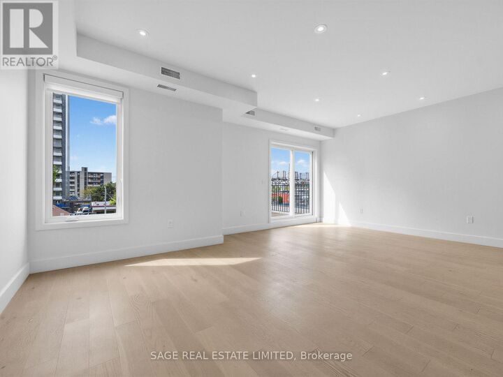 Property Photo:  909 Castlefield Avenue 3  ON M6B 1C9 