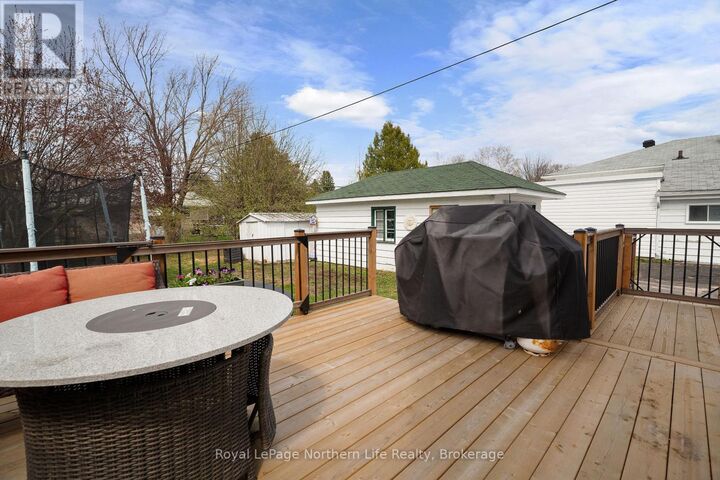 Property Photo:  924 Reynolds Street  ON P1B 5C8 