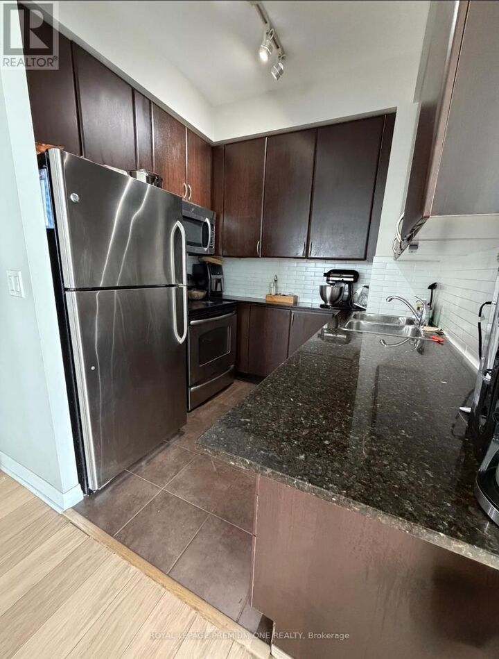 Property Photo:  225 Webb Drive 2304  ON L5B 4P2 